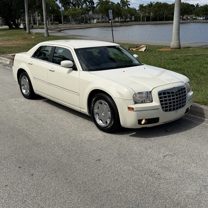 2006 Chrysler 300 (2005-2023) - Image 2 of 31