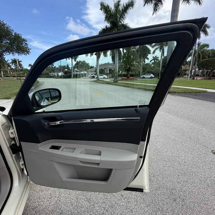 2006 Chrysler 300 (2005-2023) - Image 16 of 31