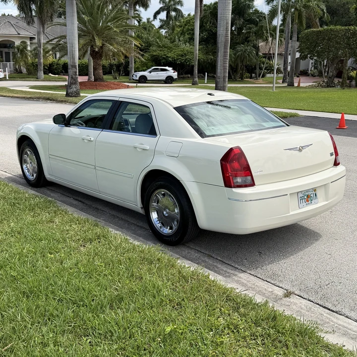 2006 Chrysler 300 (2005-2023) - Image 8 of 31