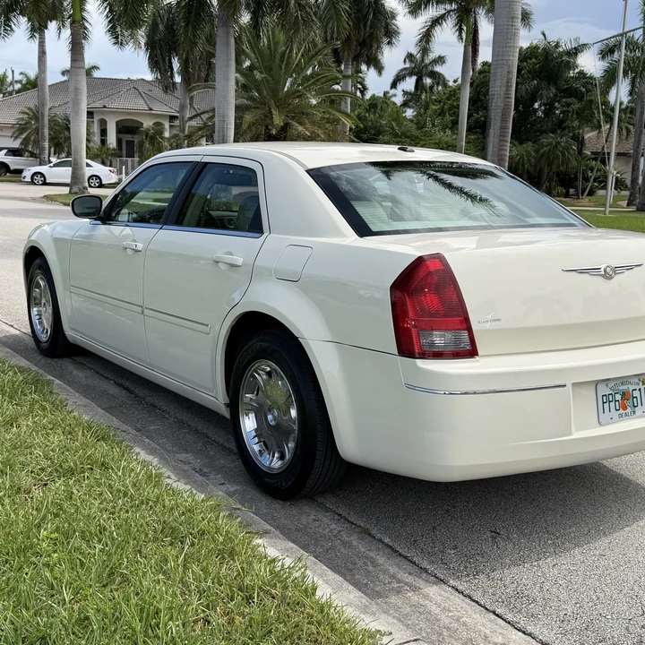 2006 Chrysler 300 (2005-2023) - Image 9 of 31