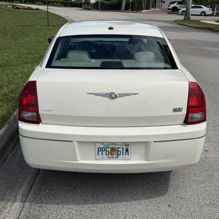 2006 Chrysler 300 (2005-2023) - Image 10 of 31