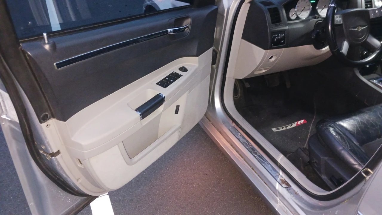 2006 Chrysler 300 (2005-2023) - Image 2 of 19