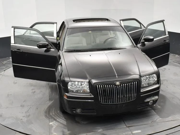 2006 Chrysler 300 (2005-2023) - Image 10 of 12