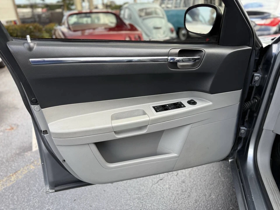 2006 Chrysler 300 (2005-2023) - Image 10 of 21