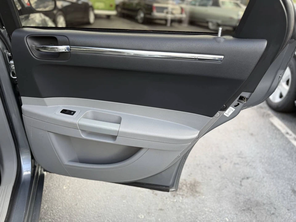 2006 Chrysler 300 (2005-2023) - Image 17 of 21