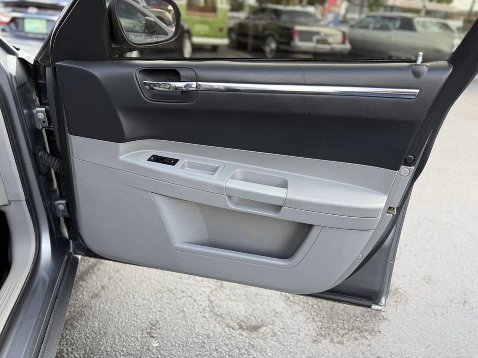 2006 Chrysler 300 (2005-2023) - Image 19 of 21