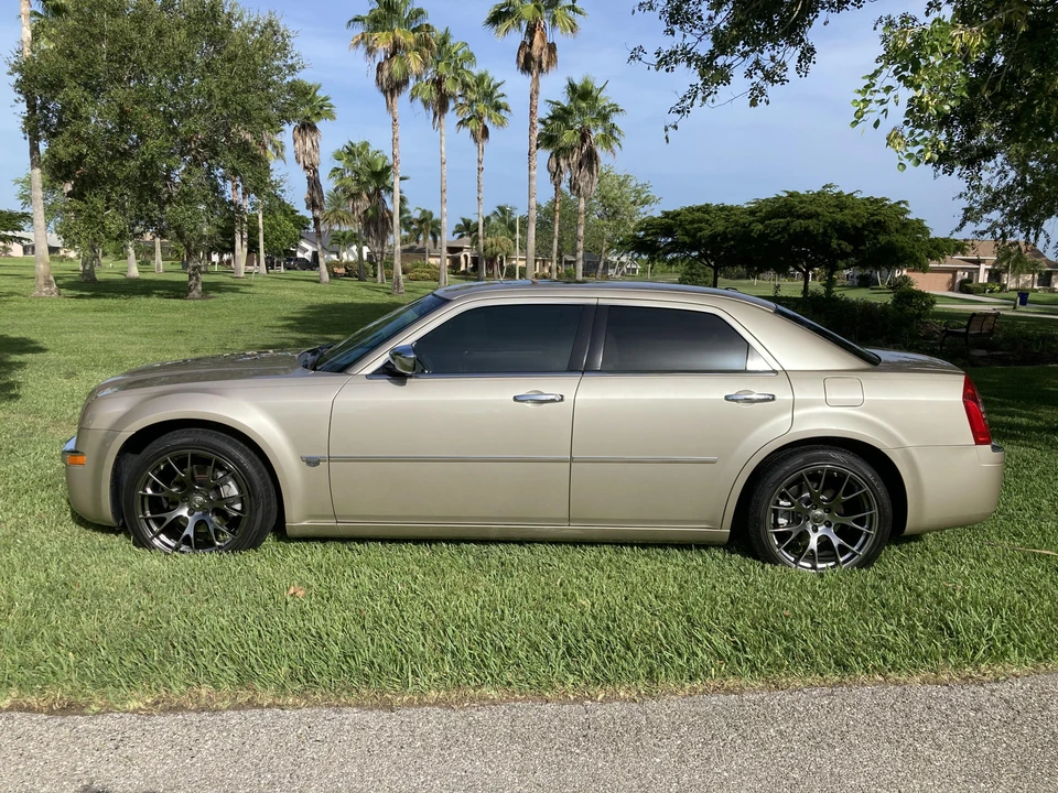 2006 Chrysler 300 (2005-2023) - Image 9 of 30