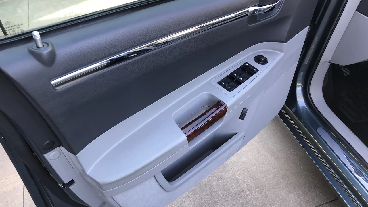 2006 Chrysler 300 (2005-2023) - Image 8 of 18