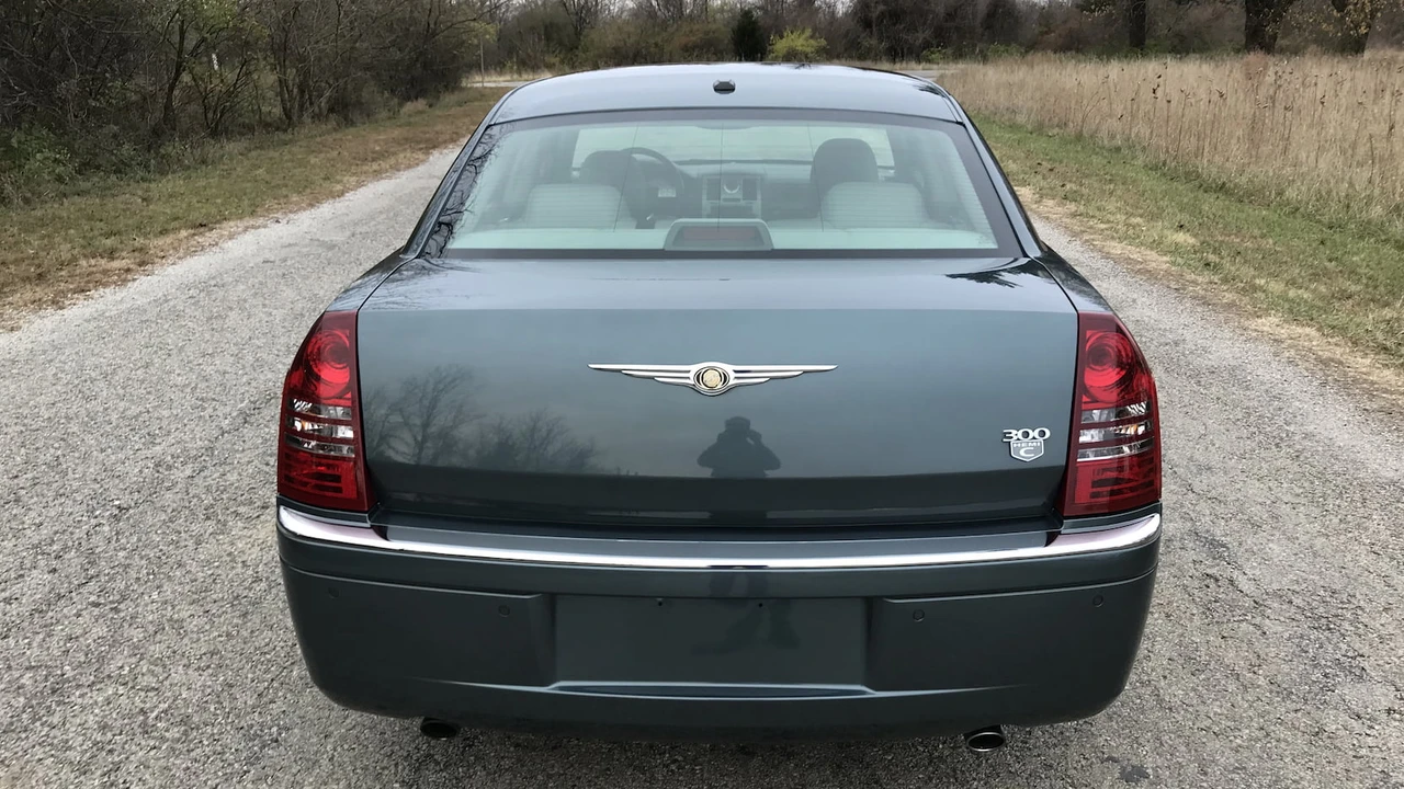 2006 Chrysler 300 (2005-2023) - Image 17 of 18