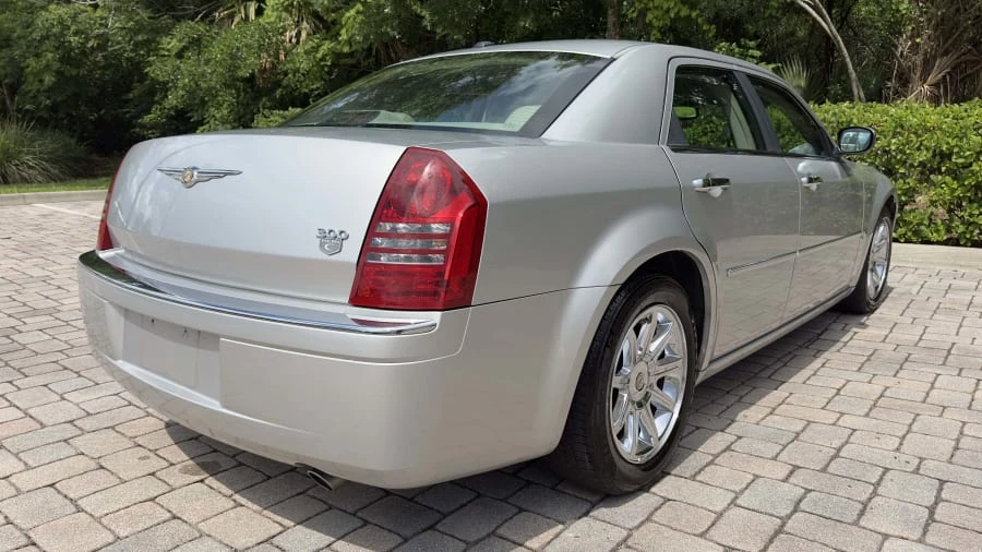 2006 Chrysler 300 (2005-2023) - Image 2 of 29