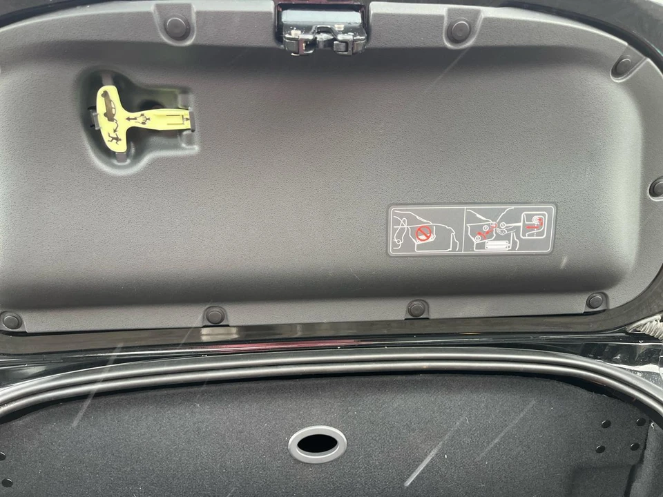 2006 Chrysler Crossfire - Image 29 of 31
