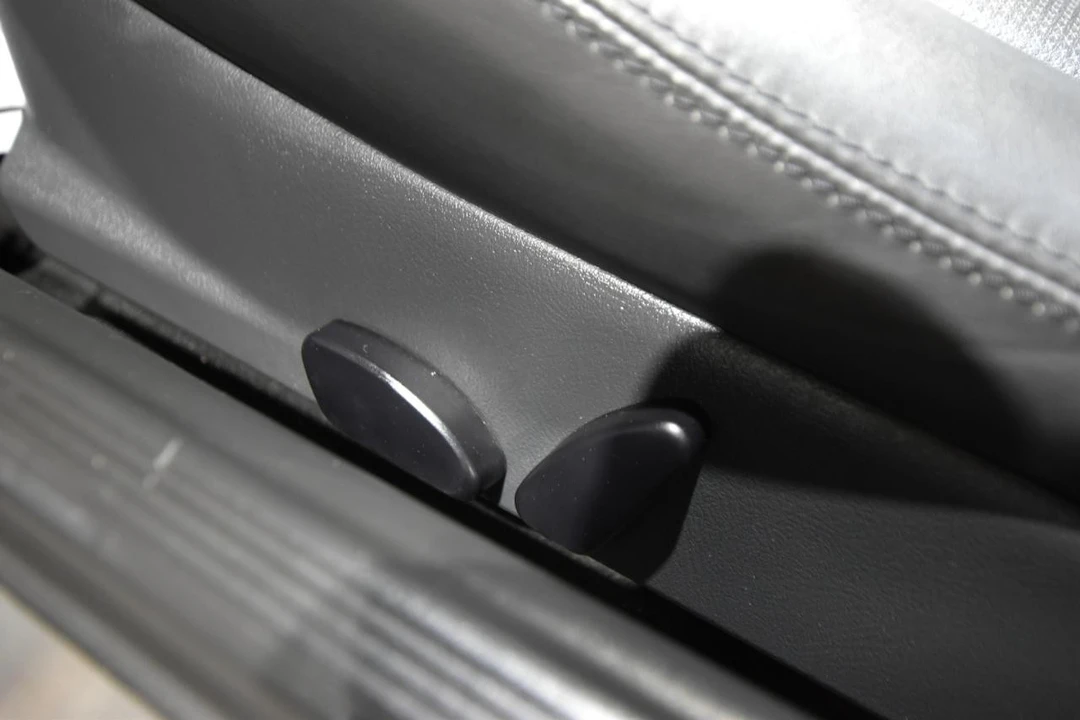 2006 Chrysler Crossfire - Image 18 of 31