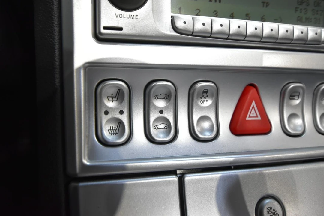 2006 Chrysler Crossfire - Image 27 of 31