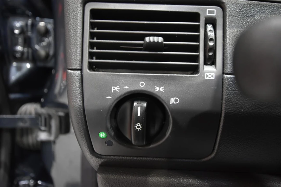2006 Chrysler Crossfire - Image 19 of 31