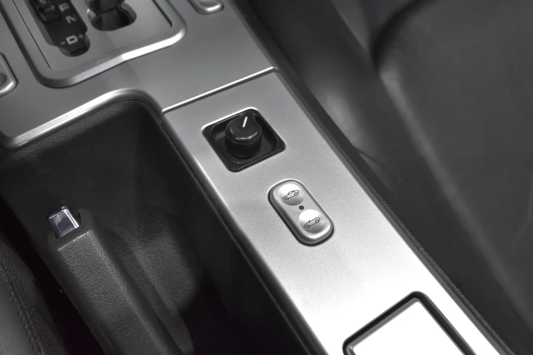 2006 Chrysler Crossfire - Image 30 of 31