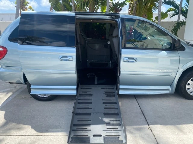 2006 Chrysler Town & Country - Image 14 of 21