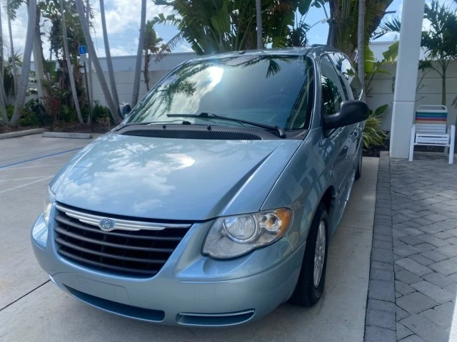 2006 Chrysler Town & Country - Image 4 of 21