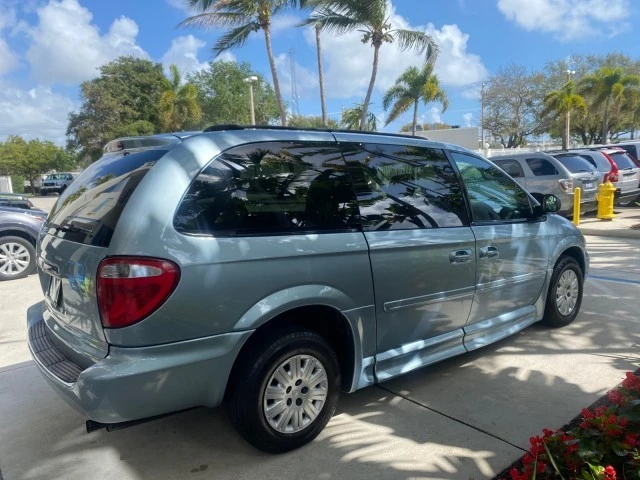 2006 Chrysler Town & Country - Image 8 of 21
