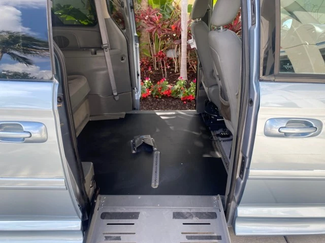 2006 Chrysler Town & Country - Image 15 of 21