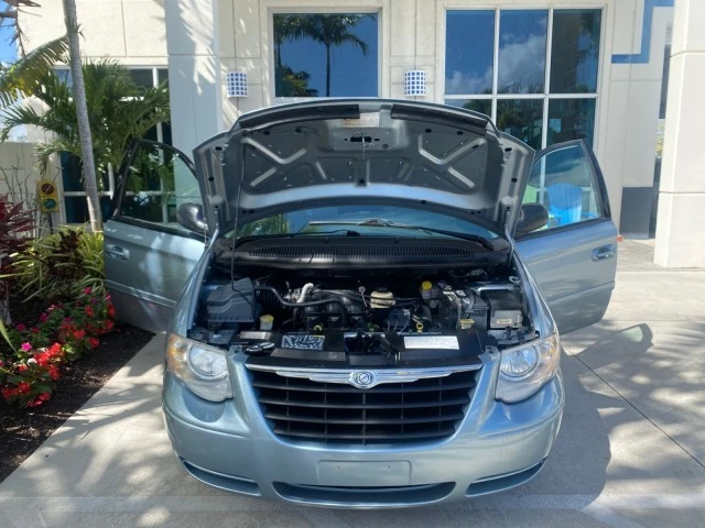 2006 Chrysler Town & Country - Image 18 of 21