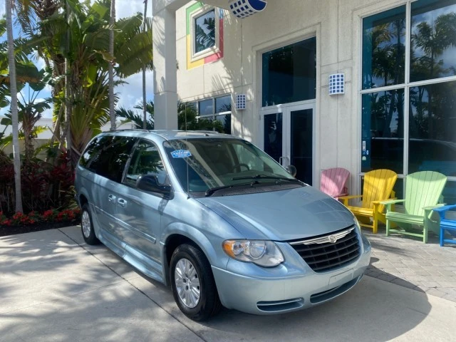 2006 Chrysler Town & Country - Image 2 of 21