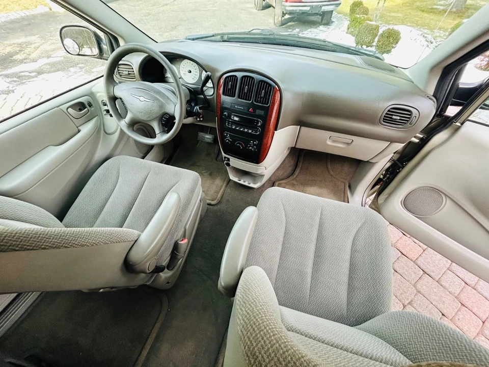 2006 Chrysler Town & Country - Image 15 of 21