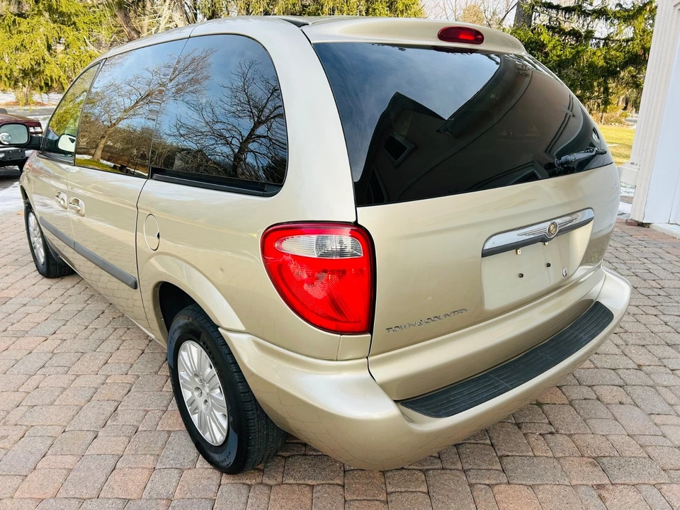 2006 Chrysler Town & Country - Image 7 of 21
