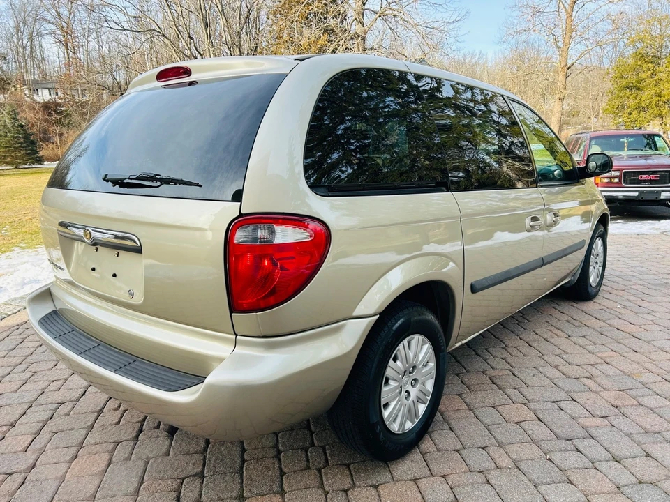 2006 Chrysler Town & Country - Image 5 of 21