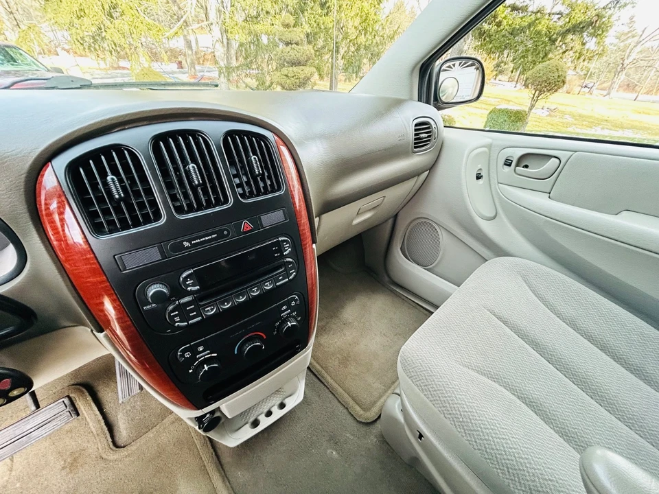 2006 Chrysler Town & Country - Image 18 of 21