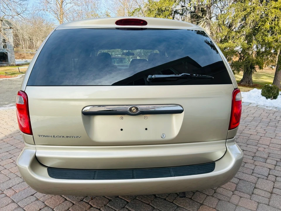 2006 Chrysler Town & Country - Image 6 of 21