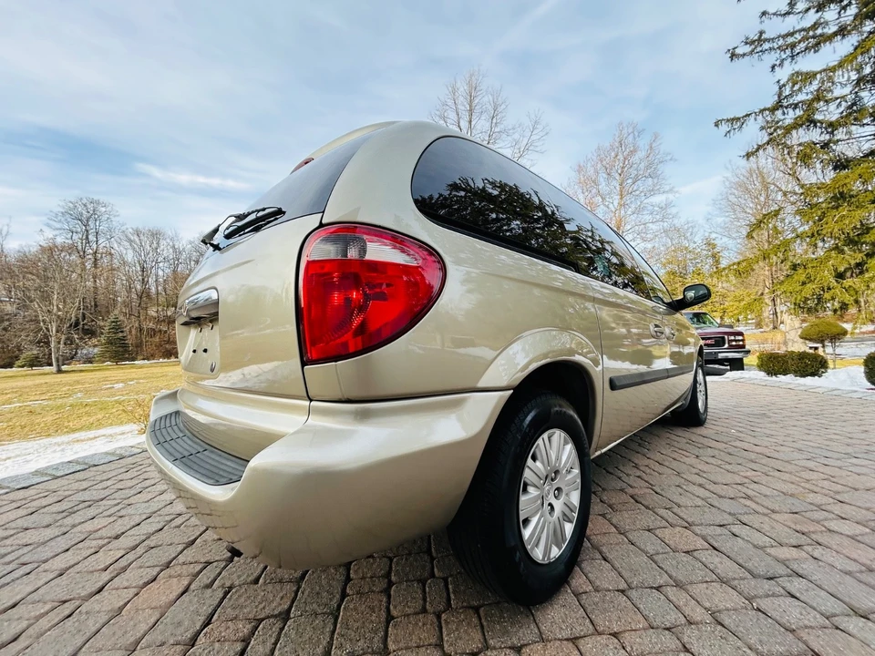 2006 Chrysler Town & Country - Image 11 of 21