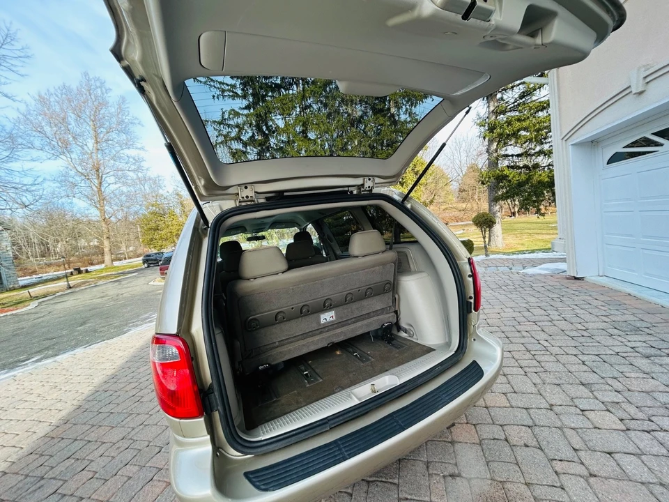 2006 Chrysler Town & Country - Image 16 of 21