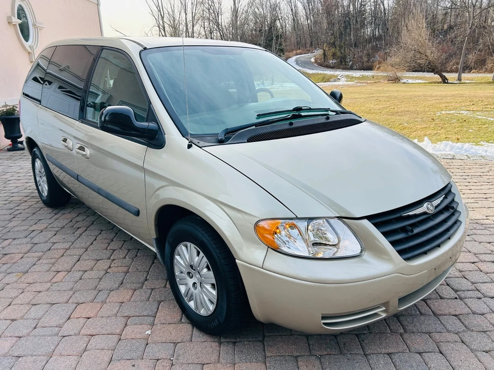 2006 Chrysler Town & Country - Image 3 of 21
