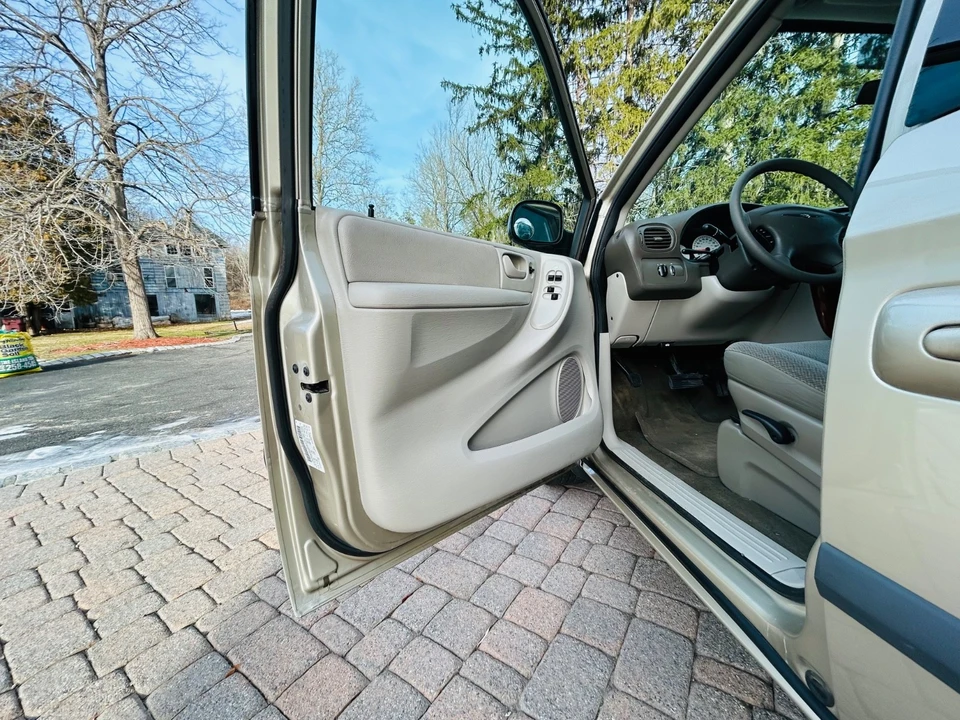 2006 Chrysler Town & Country - Image 20 of 21