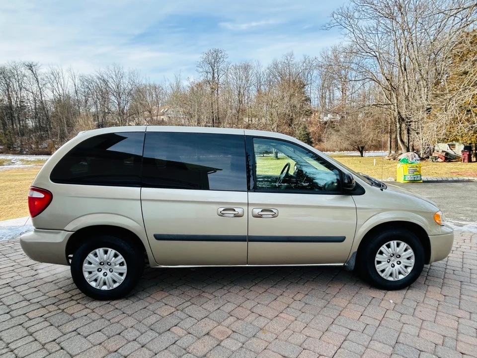 2006 Chrysler Town & Country - Image 4 of 21