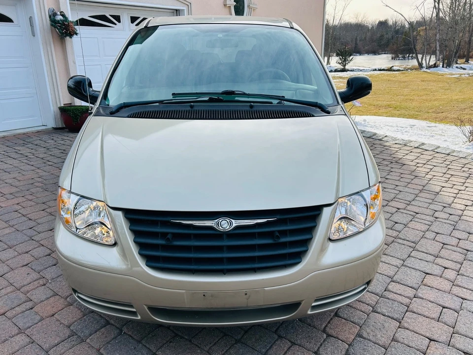 2006 Chrysler Town & Country - Image 2 of 21