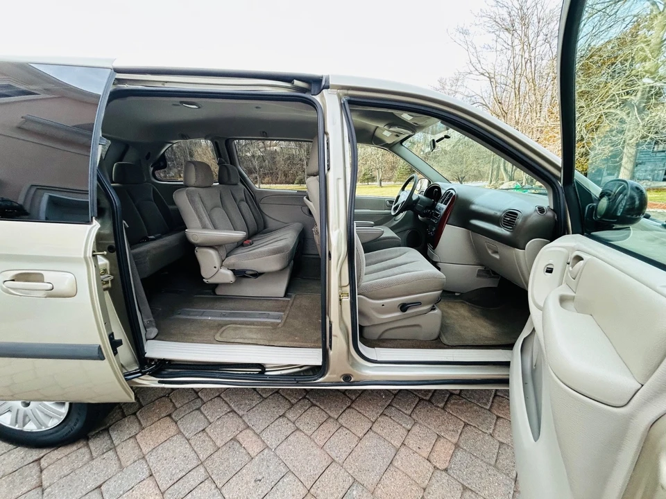 2006 Chrysler Town & Country - Image 17 of 21
