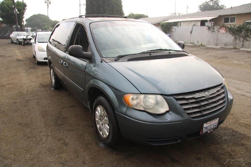 2006 Chrysler Town & Country - Image 8 of 21