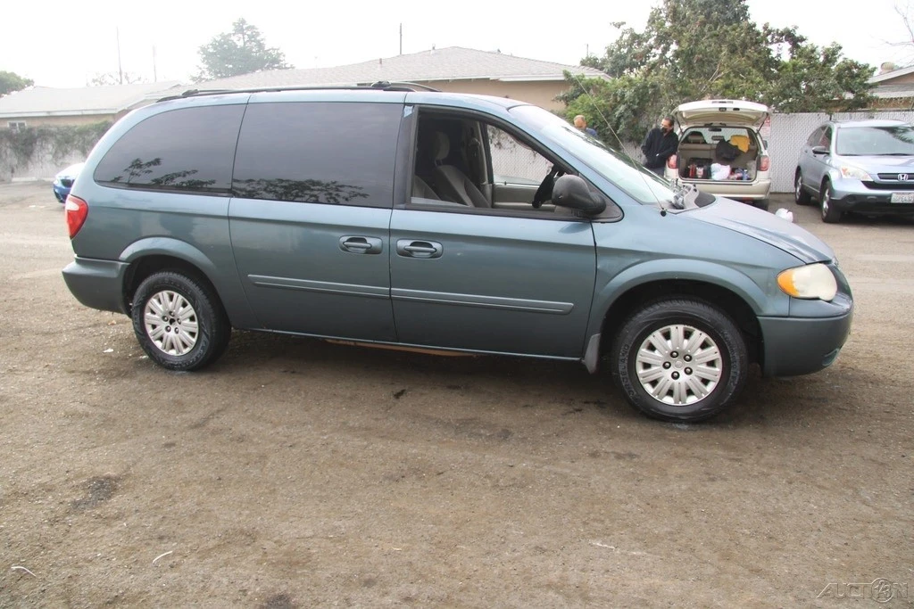 2006 Chrysler Town & Country - Image 7 of 21