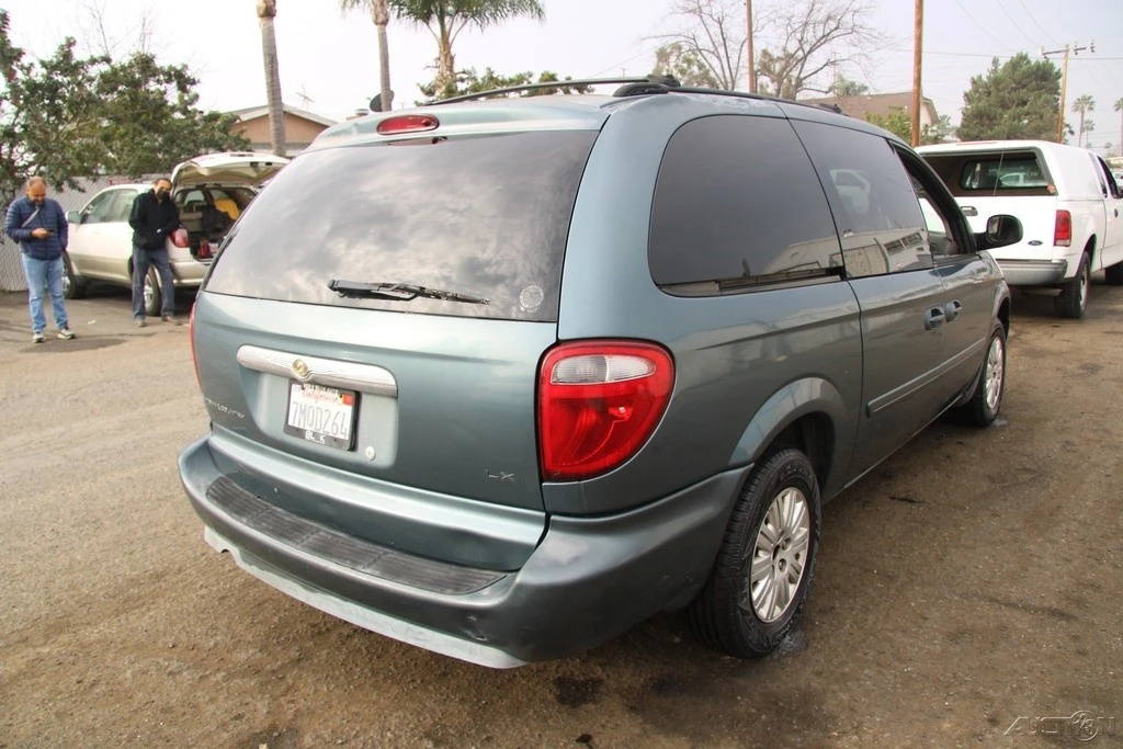 2006 Chrysler Town & Country - Image 6 of 21