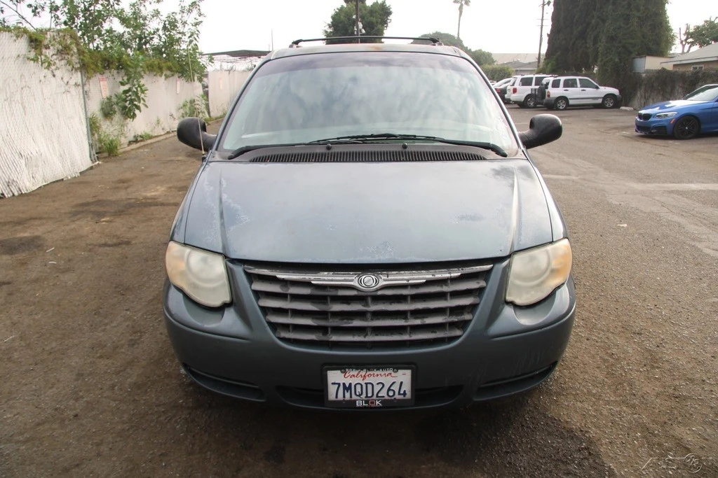 2006 Chrysler Town & Country - Image 9 of 21
