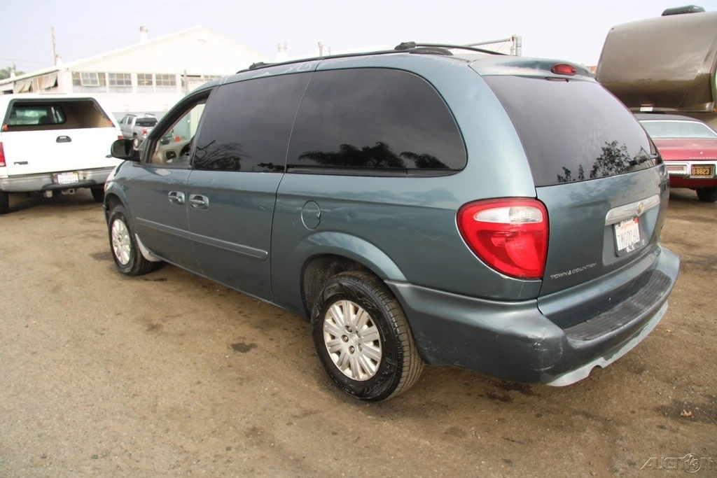 2006 Chrysler Town & Country - Image 4 of 21