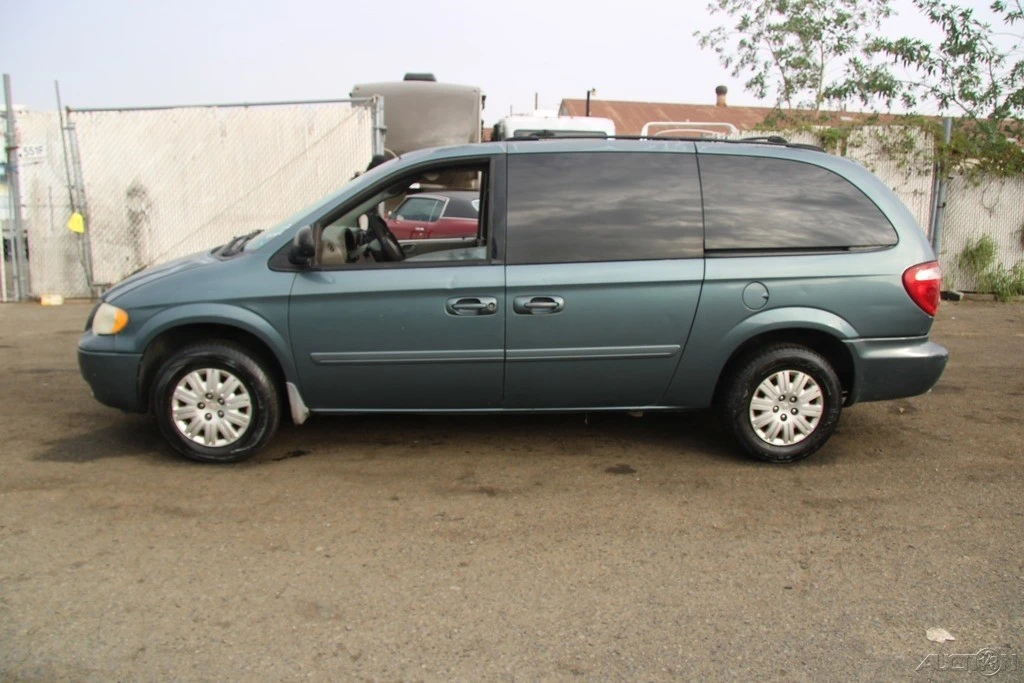 2006 Chrysler Town & Country - Image 3 of 21