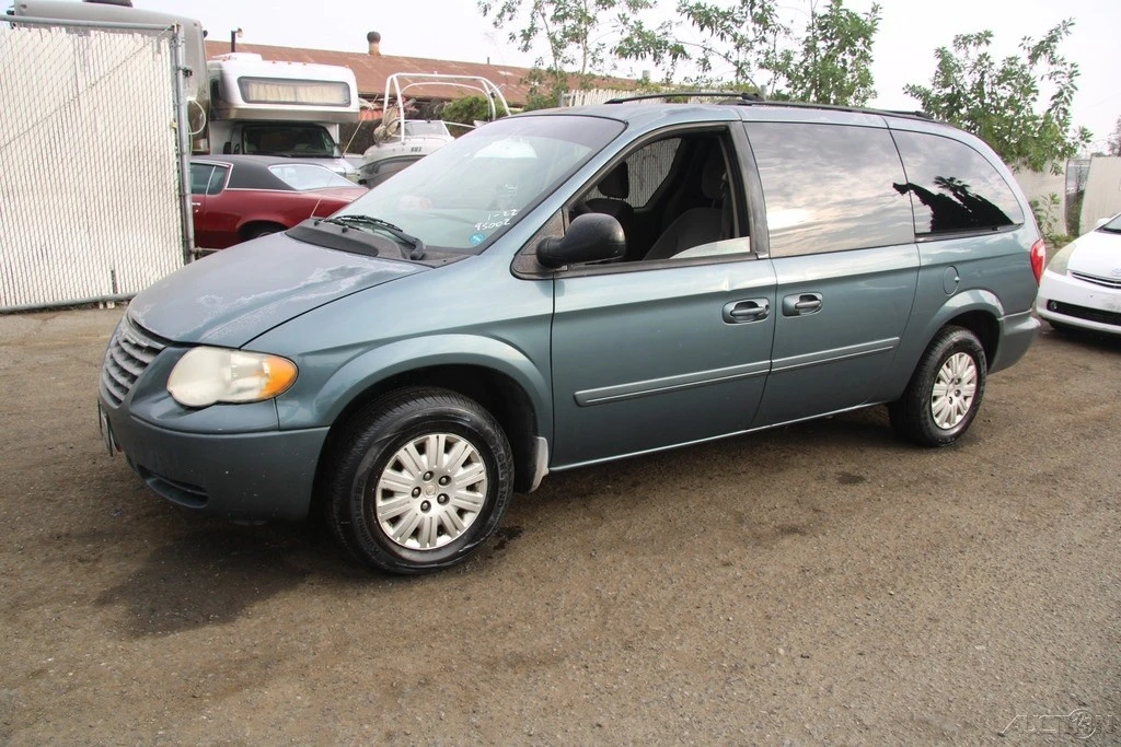 2006 Chrysler Town & Country - Image 2 of 21