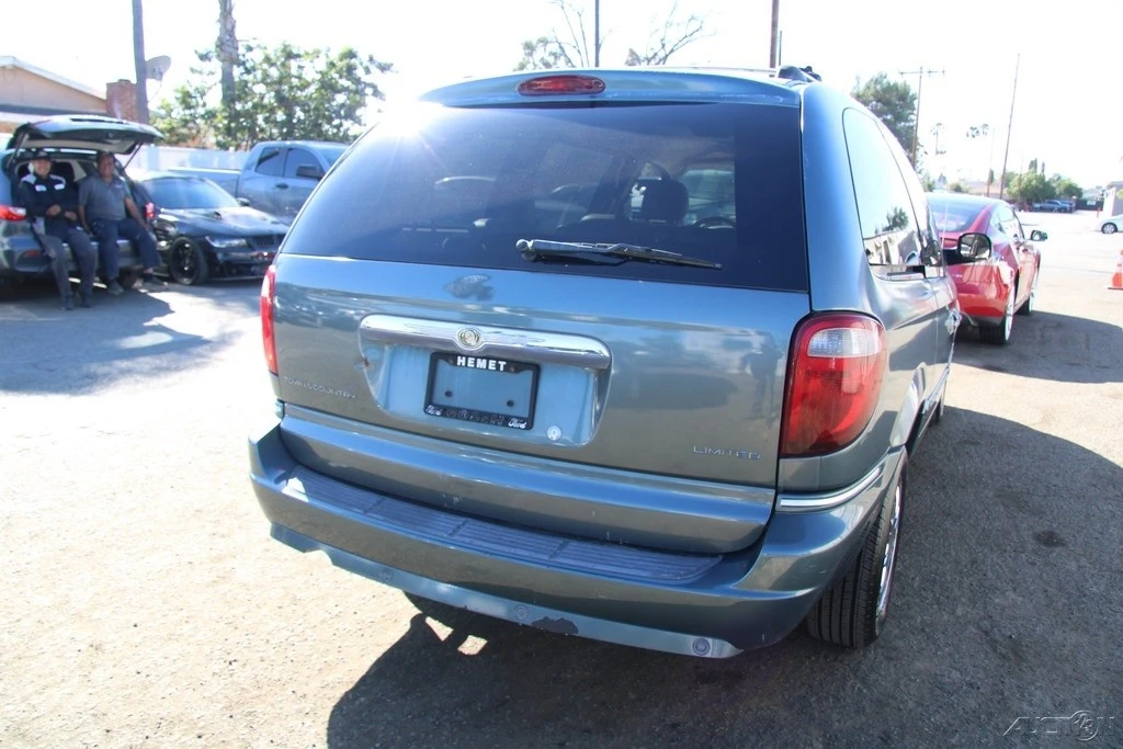 2006 Chrysler Town & Country - Image 6 of 21