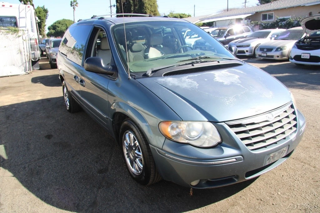 2006 Chrysler Town & Country - Image 9 of 21
