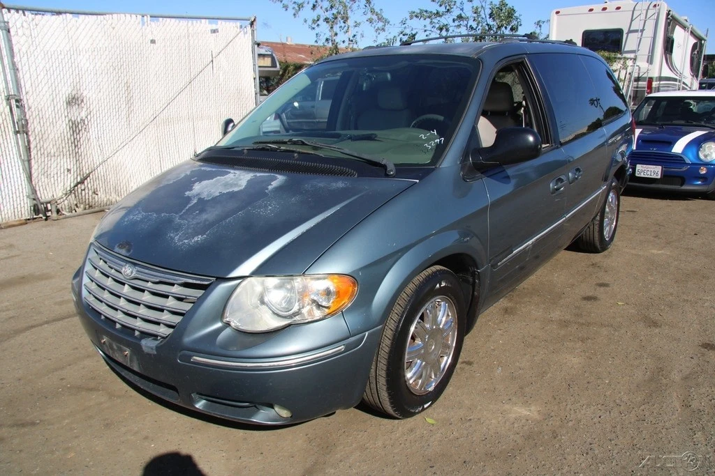 2006 Chrysler Town & Country - Image 2 of 21
