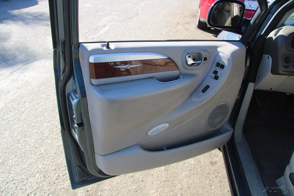 2006 Chrysler Town & Country - Image 12 of 21