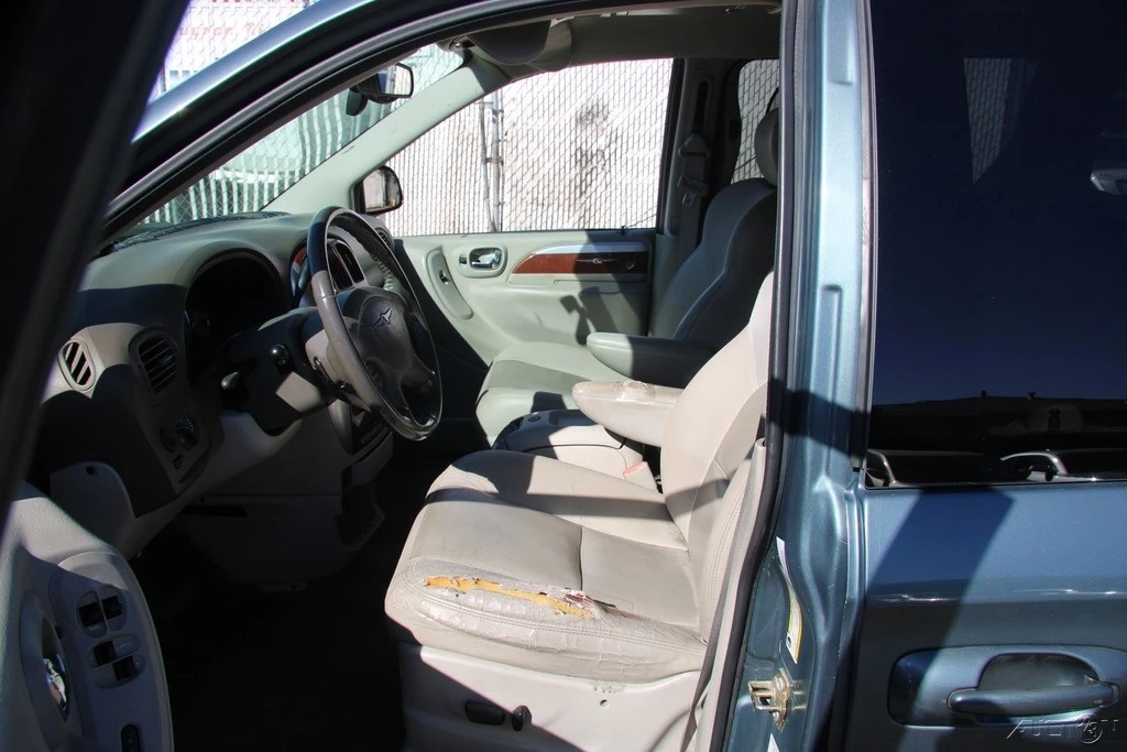 2006 Chrysler Town & Country - Image 13 of 21