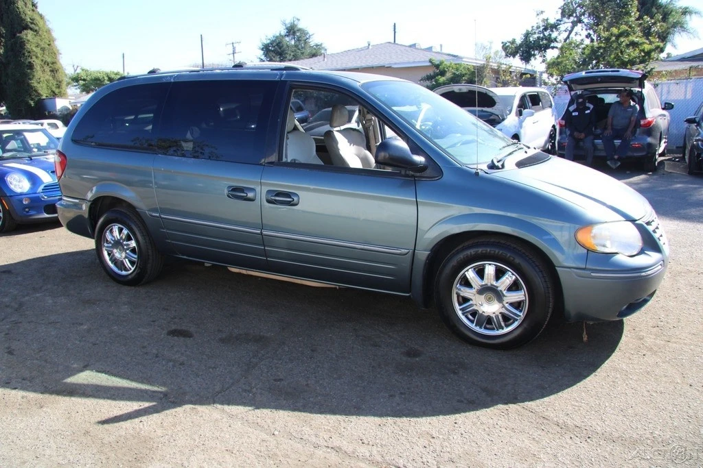 2006 Chrysler Town & Country - Image 8 of 21